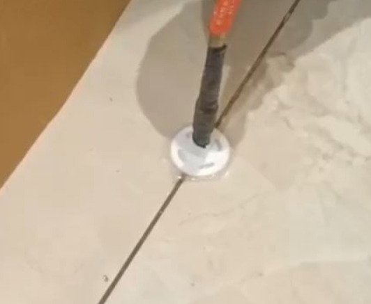 夏县瓷砖空鼓维修公司专业解答瓷砖在铺贴过程中，如果没有涂抹均匀到位的粘结材料（如水泥砂浆或瓷砖胶），可能会导致以下问题